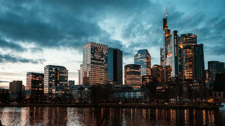 City skyline illustrating international economic activity | Photo: NIR HIMI / Unsplash