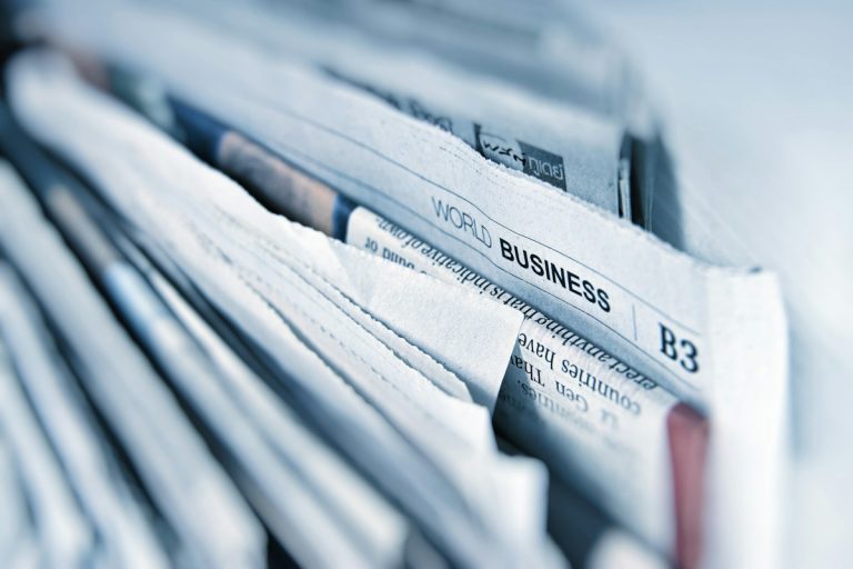 Newspaper pages representing independent journalism | Photo: AbsolutVision / Unsplash